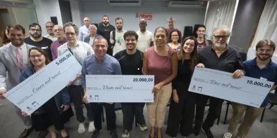 Ganhadores do NitNota Cidadã seguram cheques simbólicos durante premiação em Niterói