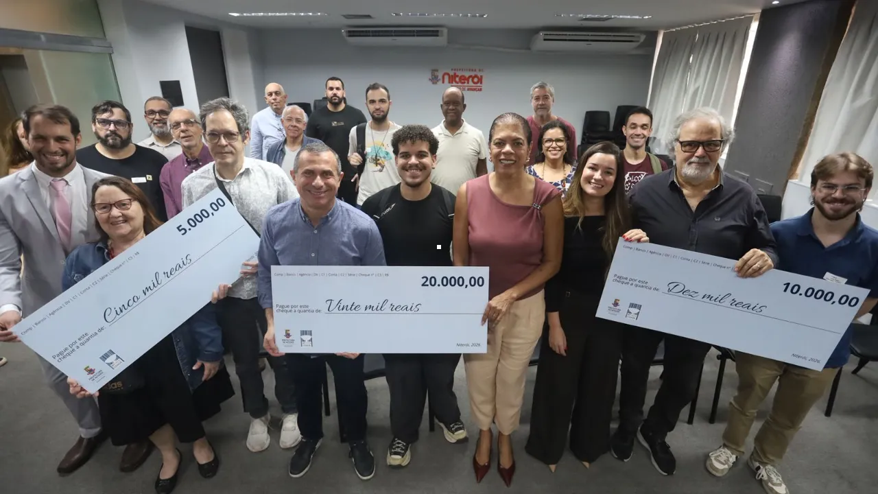 Ganhadores do NitNota Cidadã seguram cheques simbólicos durante premiação em Niterói Ganhadores do NitNota Cidadã seguram cheques simbólicos durante premiação em Niterói