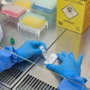Profissional realiza análise em laboratório de controle de qualidade de produtos sujeitos à vigilância sanitária