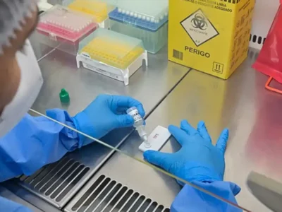 Profissional realiza análise em laboratório de controle de qualidade de produtos sujeitos à vigilância sanitária