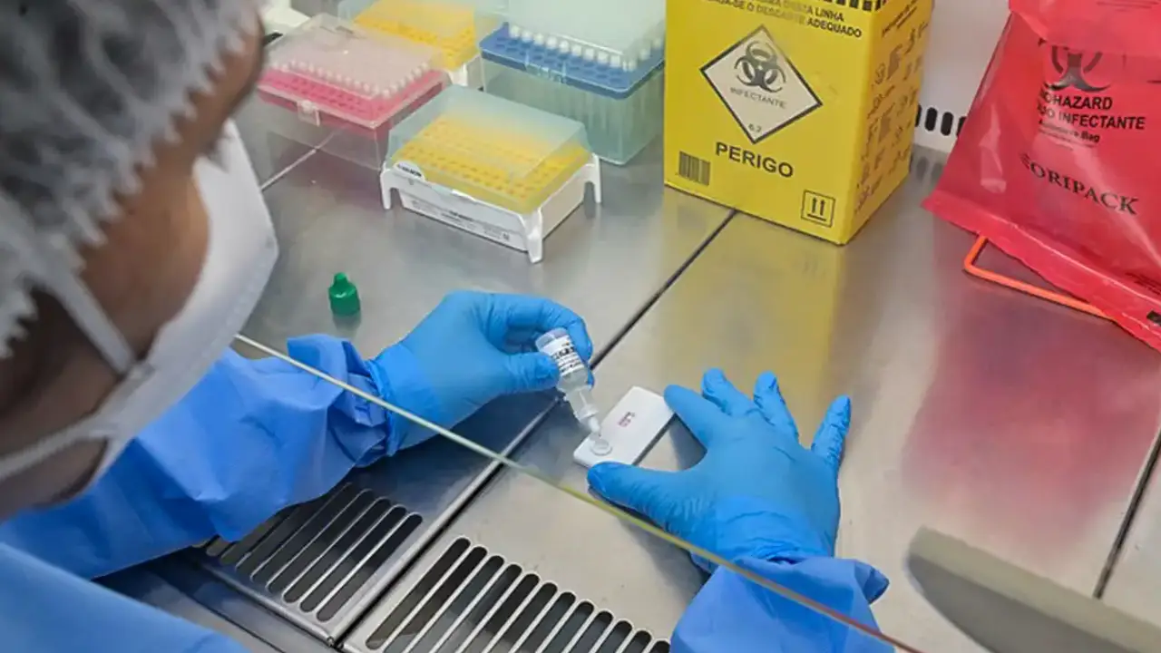 Profissional realiza análise em laboratório de controle de qualidade de produtos sujeitos à vigilância sanitária Profissional realiza análise em laboratório de controle de qualidade de produtos sujeitos à vigilância sanitária