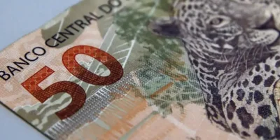 Pessoa consulta informações sobre renegociação de dívidas pelo Novo Desenrola Brasil