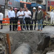 Obra de saneamento na Avenida Ary Parreiras em Icaraí, com máquinas e trecho em intervenção