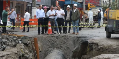 Obra de saneamento na Avenida Ary Parreiras em Icaraí, com máquinas e trecho em intervenção