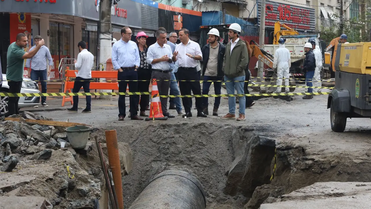 Obra de saneamento na Avenida Ary Parreiras em Icaraí, com máquinas e trecho em intervenção