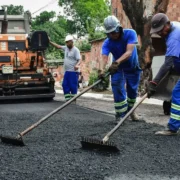 Rua asfaltada em Marambaia durante obra de pavimentação em Itaboraí