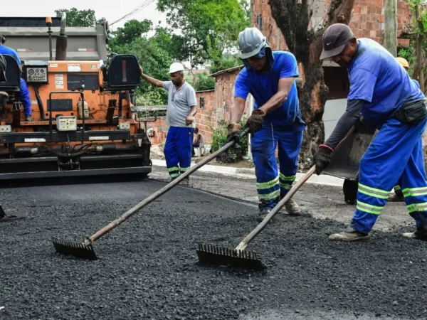 Rua asfaltada em Marambaia durante obra de pavimentação em Itaboraí