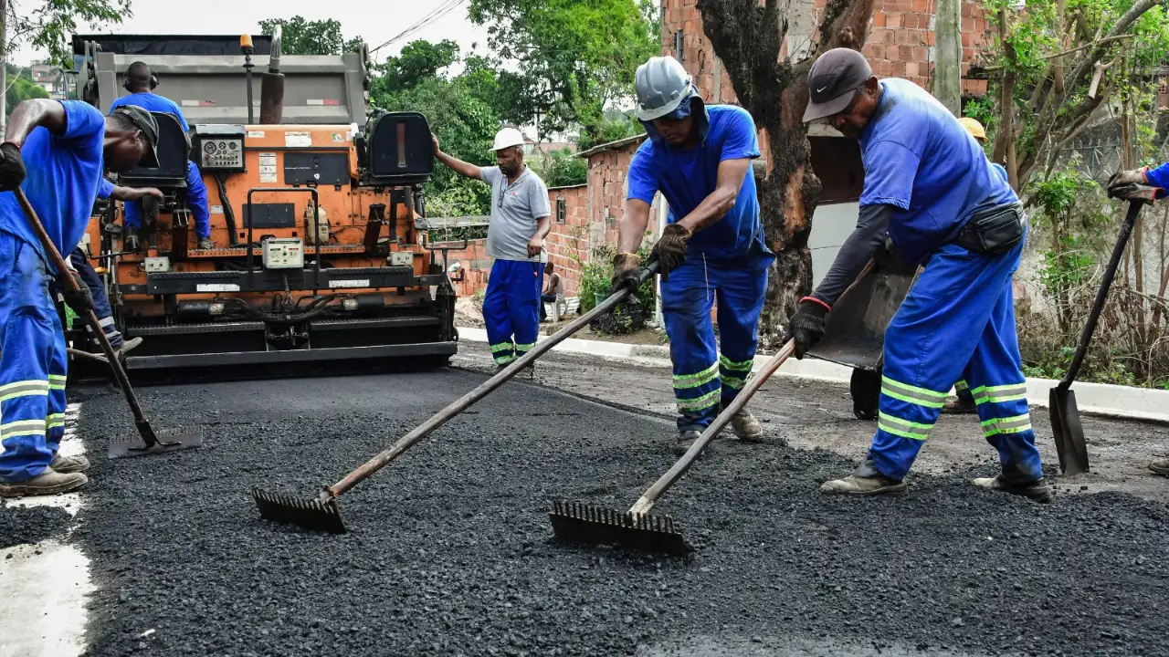 Rua asfaltada em Marambaia durante obra de pavimentação em Itaboraí