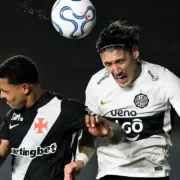 Jogadores de Vasco e Olimpia disputam partida pelas oitavas de final da Copa Sul-Americana