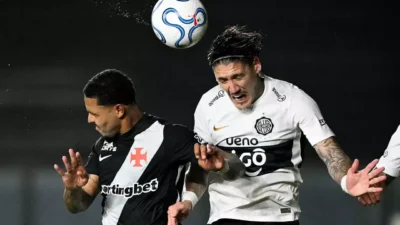 Jogadores de Vasco e Olimpia disputam partida pelas oitavas de final da Copa Sul-Americana