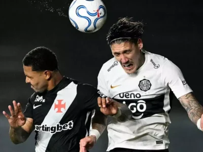 Jogadores de Vasco e Olimpia disputam partida pelas oitavas de final da Copa Sul-Americana