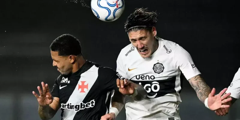 Jogadores de Vasco e Olimpia disputam partida pelas oitavas de final da Copa Sul-Americana