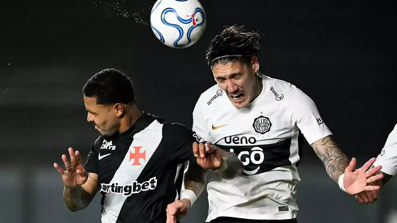 Jogadores de Vasco e Olimpia disputam partida pelas oitavas de final da Copa Sul-Americana