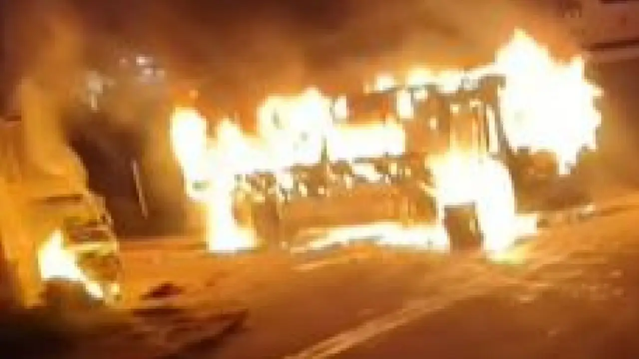 Ônibus incendiado na Estrada da Boiúna, na Taquara, Zona Sudoeste do Rio