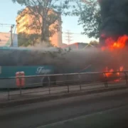 Ônibus da Fagundes em chamas na Alameda São Boaventura, no Fonseca, em Niterói
