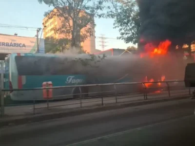 Ônibus da Fagundes em chamas na Alameda São Boaventura, no Fonseca, em Niterói