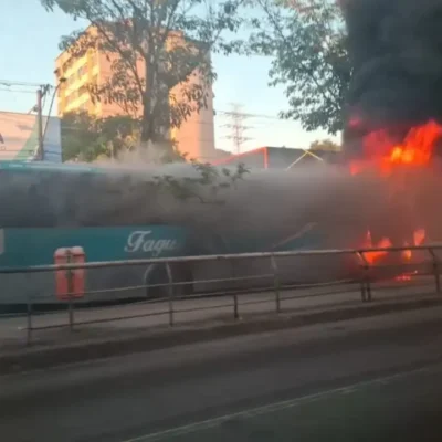 Ônibus da Fagundes em chamas na Alameda São Boaventura, no Fonseca, em Niterói