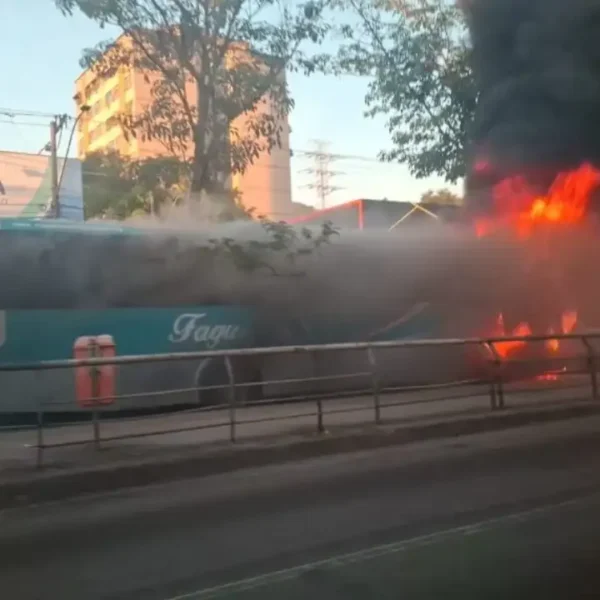 Ônibus da Fagundes em chamas na Alameda São Boaventura, no Fonseca, em Niterói