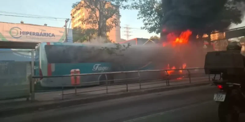 Ônibus da Fagundes em chamas na Alameda São Boaventura, no Fonseca, em Niterói