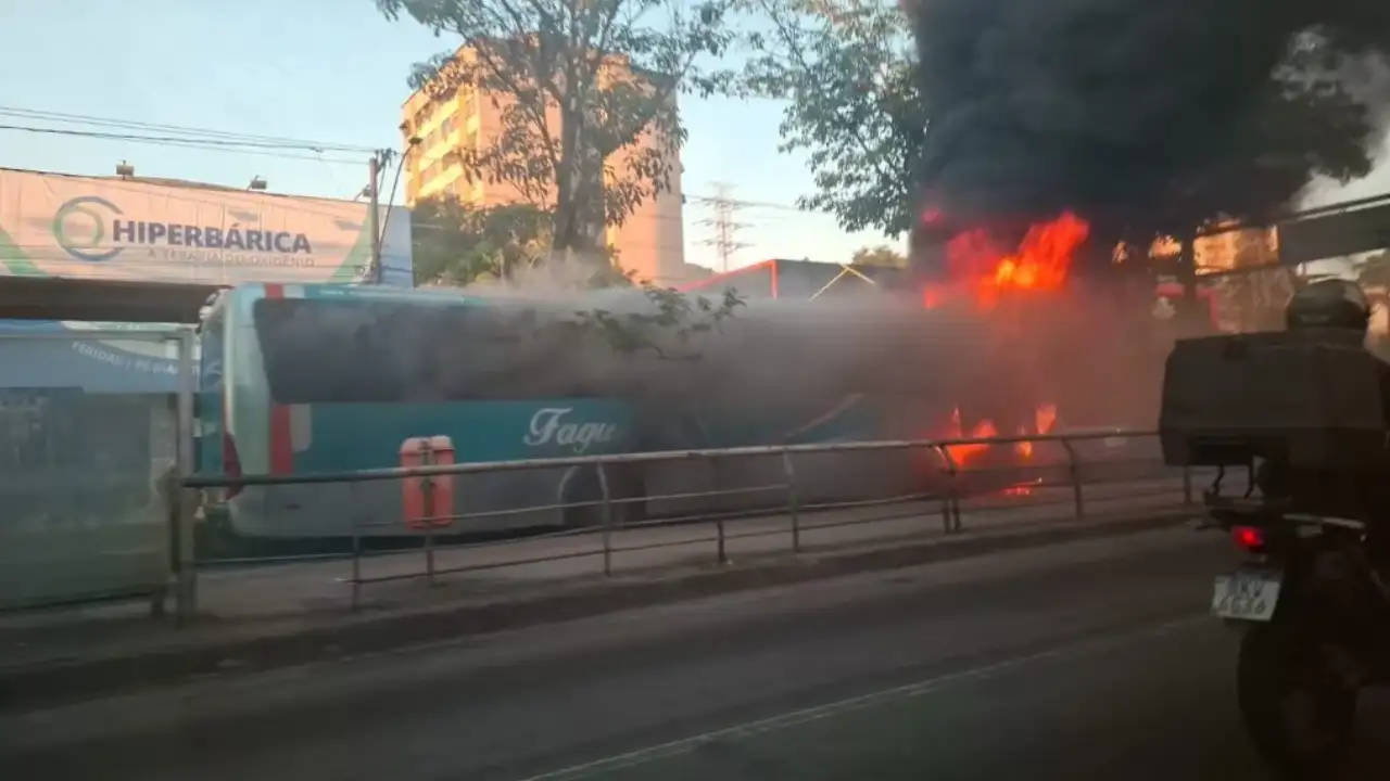 Ônibus da Fagundes em chamas na Alameda São Boaventura, no Fonseca, em Niterói Ônibus da Fagundes em chamas na Alameda São Boaventura, no Fonseca, em Niterói