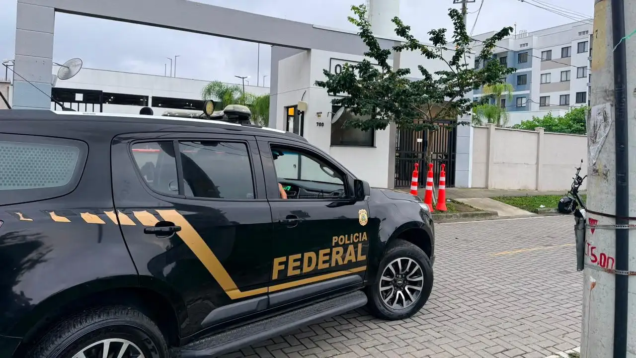 Viatura da Polícia Federal (PF) durante a operação. Imagem de apoio para reportagem sobre operação da Polícia Federal no Rio de Janeiro e em Armação dos Búzios contra suspeita de fraude em benefícios previdenciários Viatura da Polícia Federal (PF) durante a operação. Imagem de apoio para reportagem sobre operação da Polícia Federal no Rio de Janeiro e em Armação dos Búzios contra suspeita de fraude em benefícios previdenciários