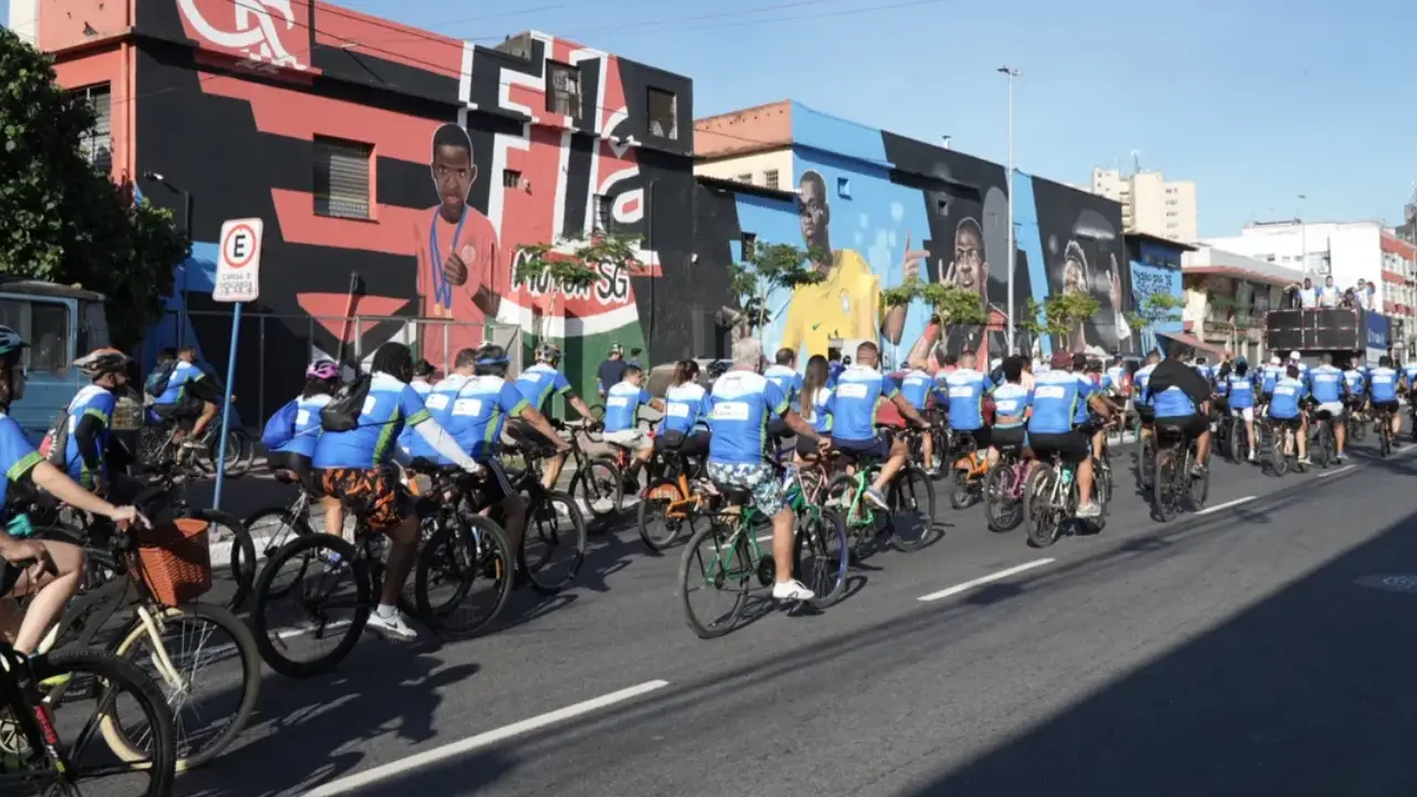 Ciclistas participam de passeio ciclístico em São Gonçalo no trajeto do MUVI