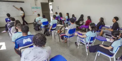 Estudante consulta pagamento do programa Pé-de-Meia 2026