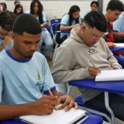 Estudante consulta pagamento do programa Pé-de-Meia pelo celular