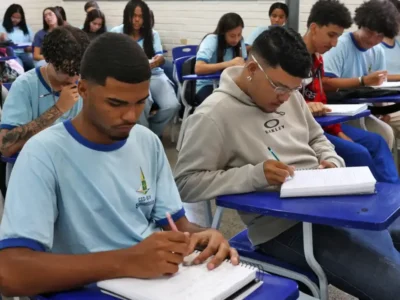 Estudante consulta pagamento do programa Pé-de-Meia pelo celular