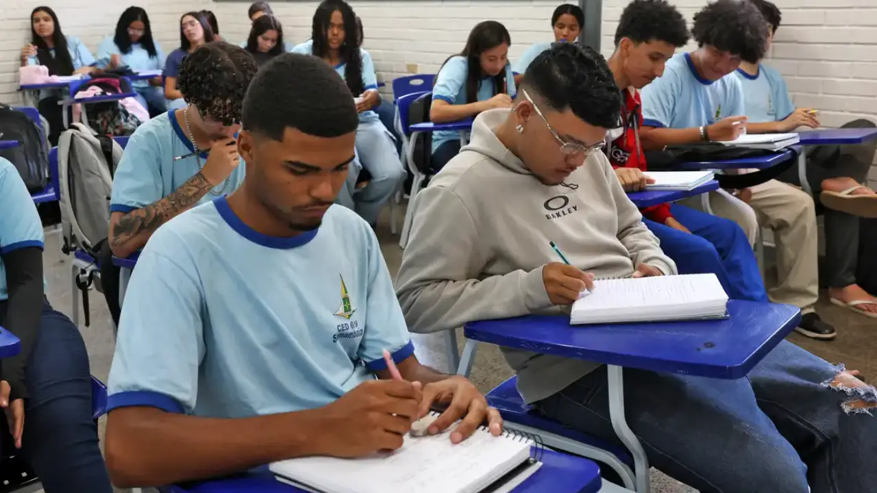 Estudante consulta pagamento do programa Pé-de-Meia pelo celular Estudante consulta pagamento do programa Pé-de-Meia pelo celular