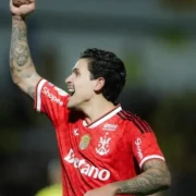 Pedro, atacante do Flamengo, comemora após marcar pelo Rubro-Negro no Campeonato Brasileiro