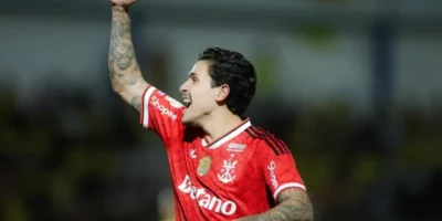 Pedro, atacante do Flamengo, comemora após marcar pelo Rubro-Negro no Campeonato Brasileiro