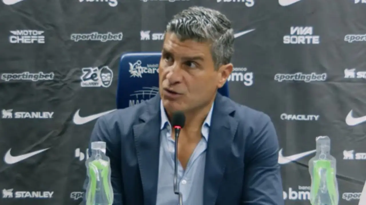 Pedro Emanuel durante partida do Vasco em São Januário