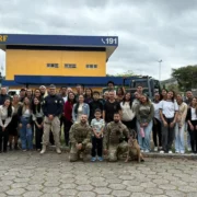 Estudantes do Liceu Nilo Peçanha acompanham demonstração com cães farejadores da PRF em Niterói