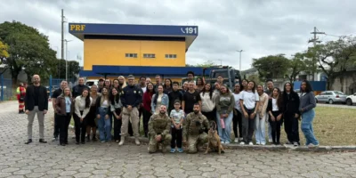 Estudantes do Liceu Nilo Peçanha acompanham demonstração com cães farejadores da PRF em Niterói