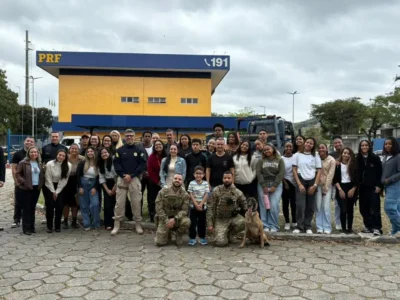 Estudantes do Liceu Nilo Peçanha acompanham demonstração com cães farejadores da PRF em Niterói