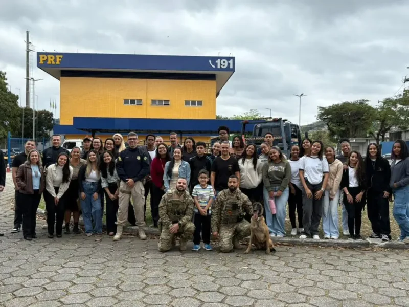 Estudantes do Liceu Nilo Peçanha acompanham demonstração com cães farejadores da PRF em Niterói