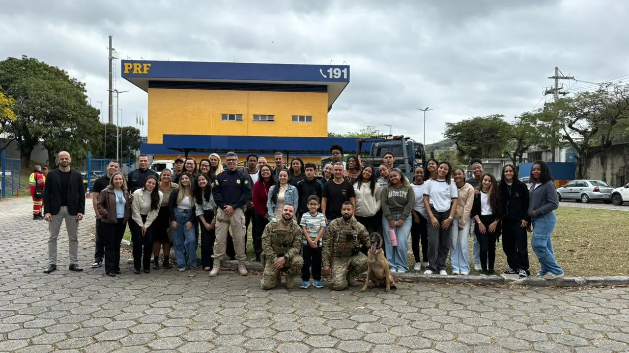 Estudantes do Liceu Nilo Peçanha acompanham demonstração com cães farejadores da PRF em Niterói Estudantes do Liceu Nilo Peçanha acompanham demonstração com cães farejadores da PRF em Niterói