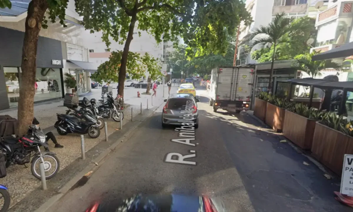 Imagem da Rua Aníbal de Mendonça, em Ipanema, Zona Sul, relacionada à ocorrência investigada pela Polícia Civil após um policial militar de São Paulo reagir a uma tentativa de assalto em Ipanema, na Zona Sul do Rio