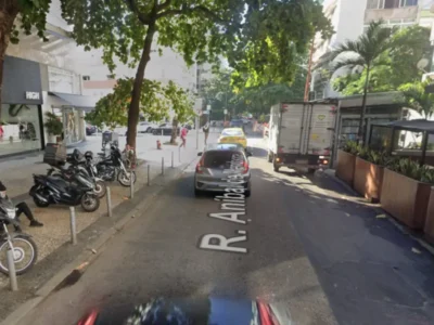 Imagem da Rua Aníbal de Mendonça, em Ipanema, Zona Sul, relacionada à ocorrência investigada pela Polícia Civil após um policial militar de São Paulo reagir a uma tentativa de assalto em Ipanema, na Zona Sul do Rio