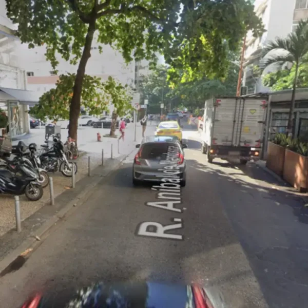 Imagem da Rua Aníbal de Mendonça, em Ipanema, Zona Sul, relacionada à ocorrência investigada pela Polícia Civil após um policial militar de São Paulo reagir a uma tentativa de assalto em Ipanema, na Zona Sul do Rio