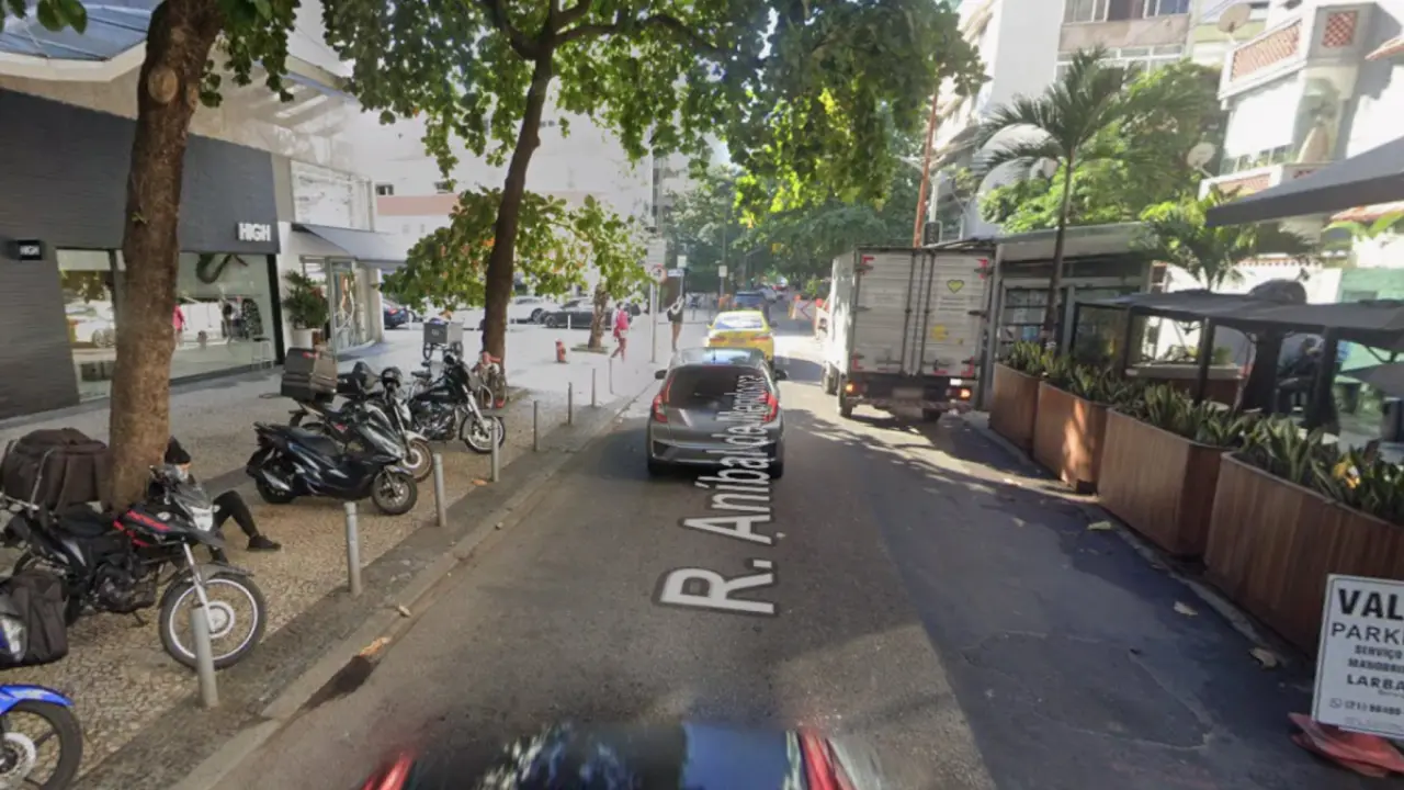 Imagem da Rua Aníbal de Mendonça, em Ipanema, Zona Sul, relacionada à ocorrência investigada pela Polícia Civil após um policial militar de São Paulo reagir a uma tentativa de assalto em Ipanema, na Zona Sul do Rio