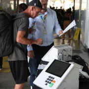 Eleitor diante de urna eletrônica durante ação da Justiça Eleitoral para as Eleições 2026