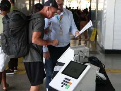 Eleitor diante de urna eletrônica durante ação da Justiça Eleitoral para as Eleições 2026