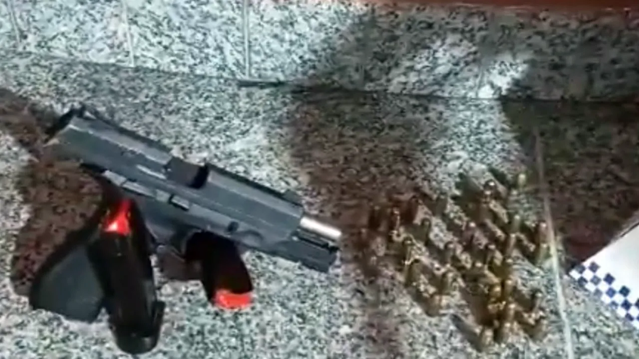 Arma e munições apreendidas após prisão de homem por porte ilegal de arma em Vila Valqueire
