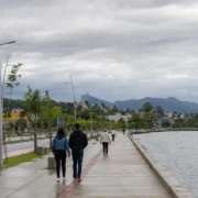 Imagem jornalística sobre a previsão do tempo em Maricá nesta terça-feira, marcada por temperaturas amenas, céu nublado e possibilidade de chuva fraca
