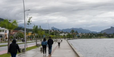 Imagem jornalística sobre a previsão do tempo em Maricá nesta terça-feira, marcada por temperaturas amenas, céu nublado e possibilidade de chuva fraca