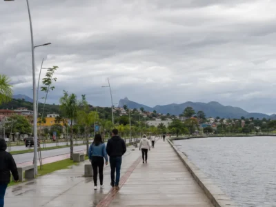 Imagem jornalística sobre a previsão do tempo em Maricá nesta terça-feira, marcada por temperaturas amenas, céu nublado e possibilidade de chuva fraca