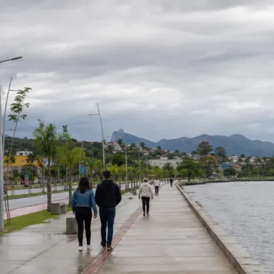 Imagem jornalística sobre a previsão do tempo em Maricá nesta terça-feira, marcada por temperaturas amenas, céu nublado e possibilidade de chuva fraca