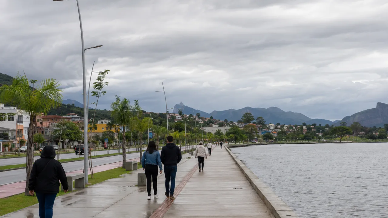 Imagem jornalística sobre a previsão do tempo em Maricá nesta terça-feira, marcada por temperaturas amenas, céu nublado e possibilidade de chuva fraca